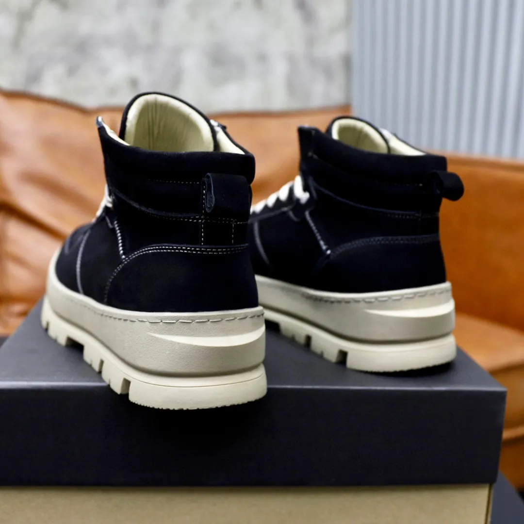 Ex-factory price: 640💰Thick wool imported from Australia Brand: UGG genuine purchasing agent Size: 38-44 Grade: Official website 1:1 Material: First layer of genuine leather waterproof and antifreeze upper Real wool lining Original non-slip soft wear-resistant outsole Style category: Men's casual shoes Trendy style Comfortable on the feet Color: Official website color synchronization
